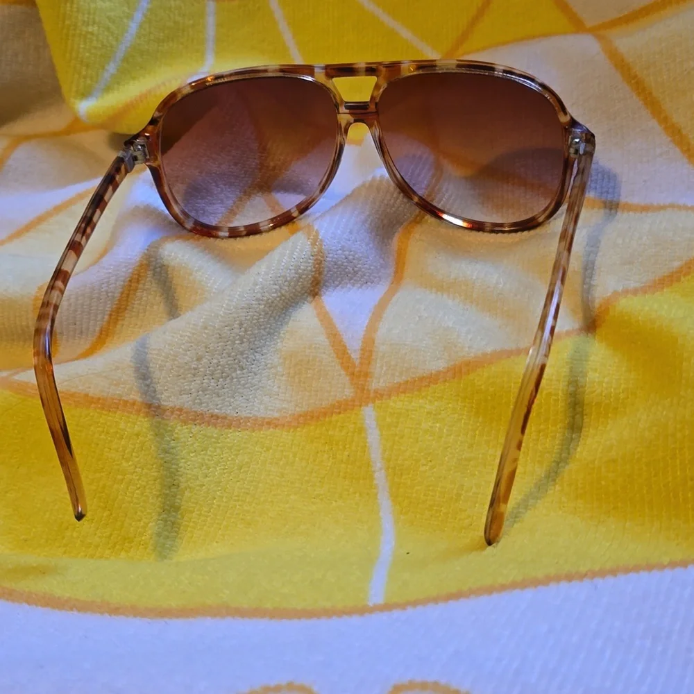 VGUC- Vintage Large Pilot Sunglasses with Gradient Lens Tortoise Frame - Picture 3 of 14